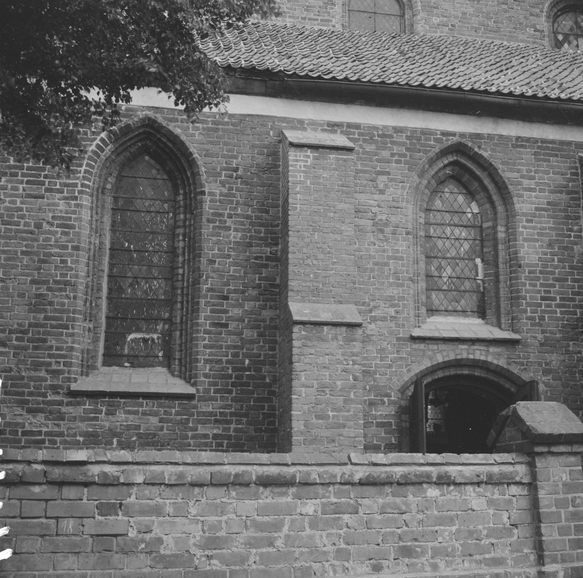 kościół parafialny pw. św. Jakuba Apostoła - elewacja południowa - fragment, okna, skan 1