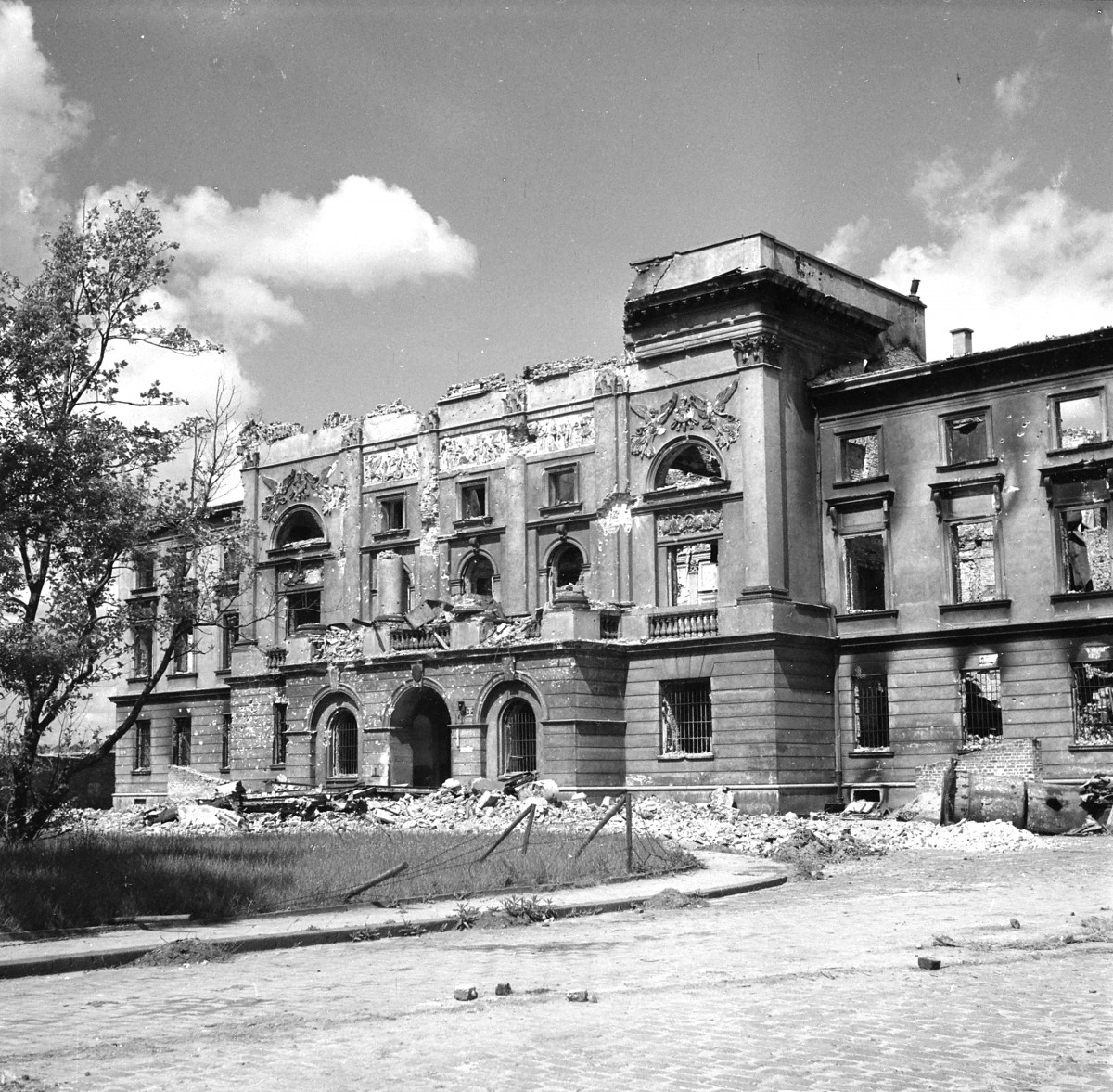 Zrujnowany front Pałacu Mostowskich. Widok ogólny., skan 1