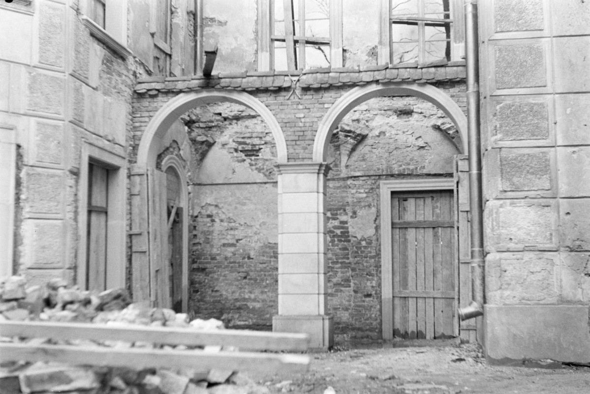 pałac Bielińskich - podcienie od strony parku, skan 1