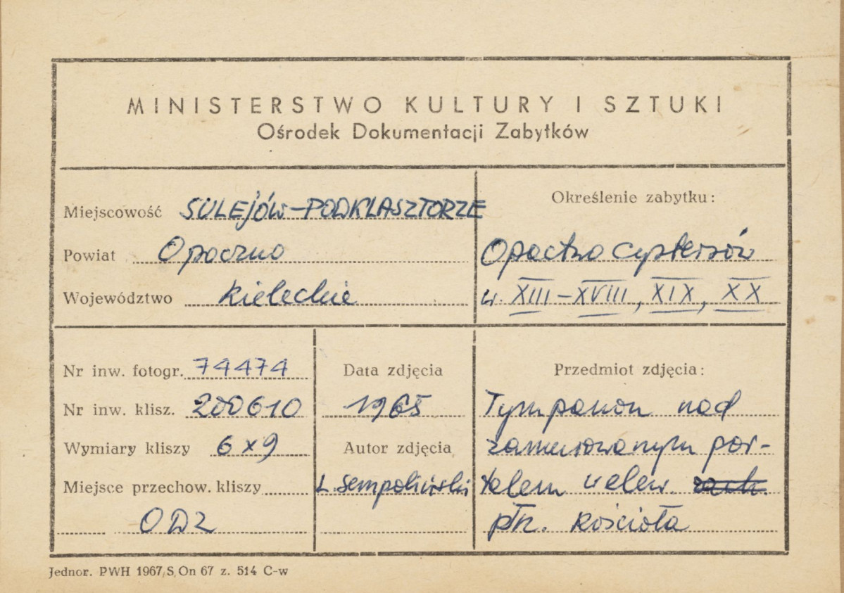 Zespół opactwa cystersów - fragment fasady kościoła, widok na romański portal - 
metryczka, skan 1