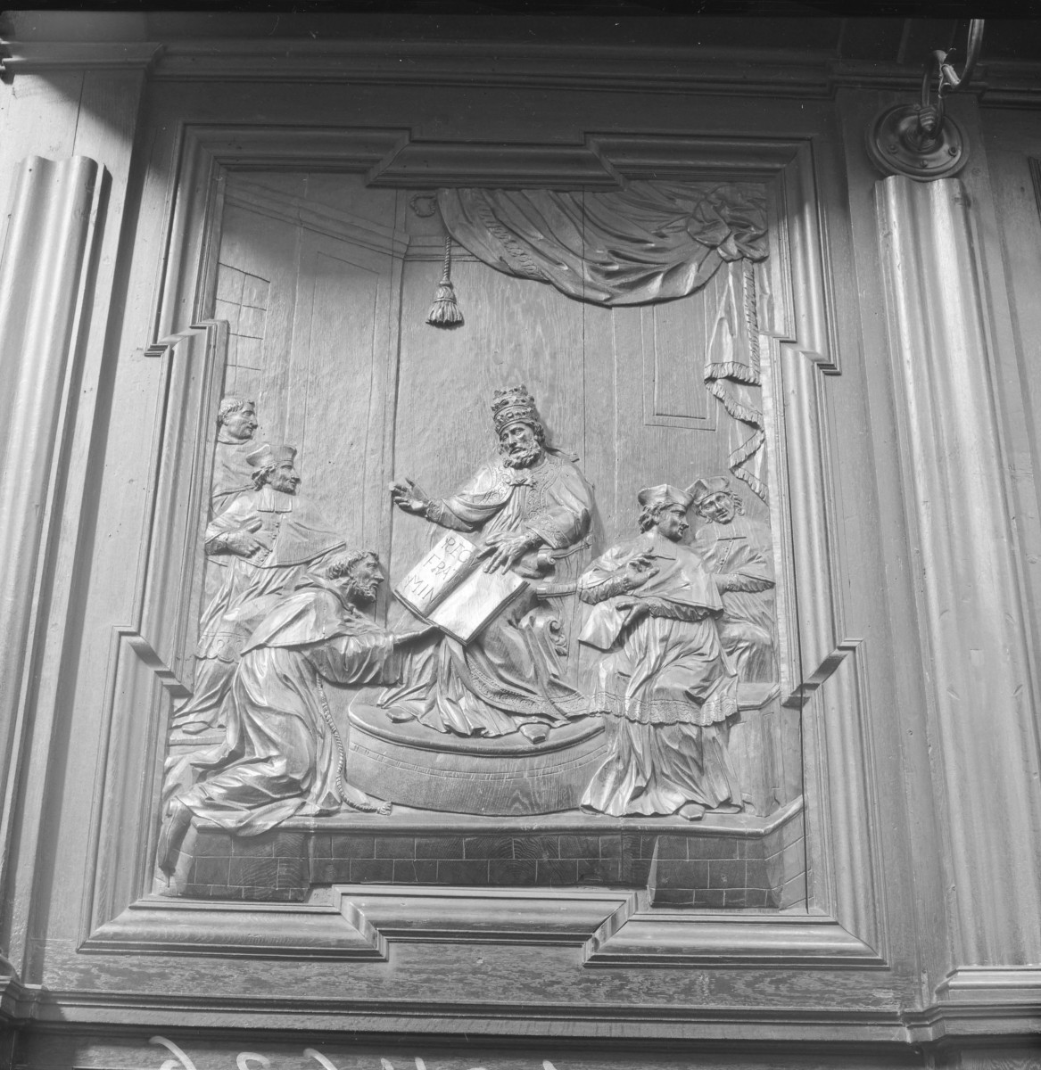 kościół klasztorny augustianów eremitów, ob. parafialny pw. św.św. Wacława, Doroty i Stanisława - wnętrze: fragment Stalle - zaplecek, skan 1