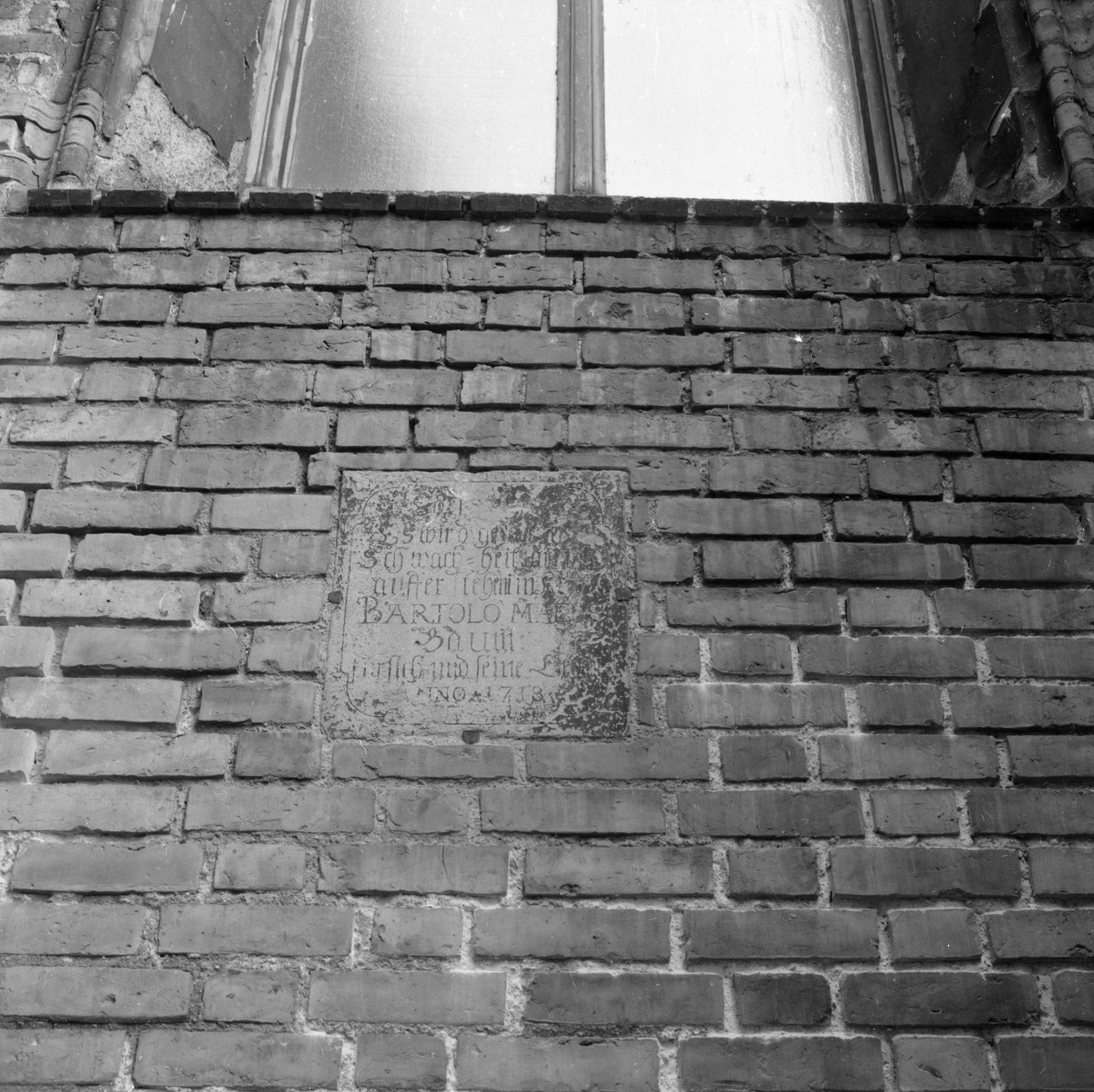 zespół klasztorny dominikanów, kościół pw. Najświętszej Marii Panny, obecnie galeria sztuki EL - elewacja południowa, prezbiterium, epitafium, skan 1