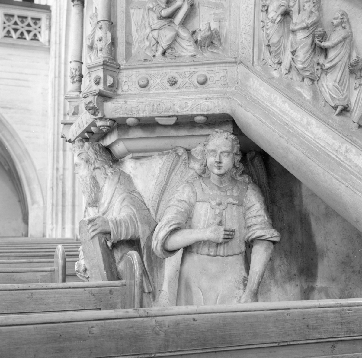 kościół pod wezwaniem św. św. Apostołów Piotra i Pawła - wnętrze: ambona, fragment, skan 1