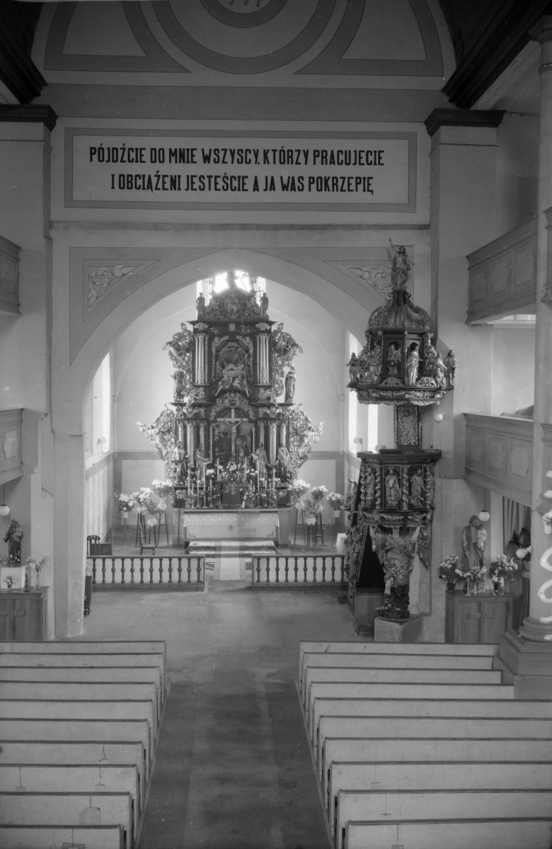 Kościół św. Bartłomieja - nawa główna z widokiem na ołtarz główny. Po prawej stronie ambona, skan 1