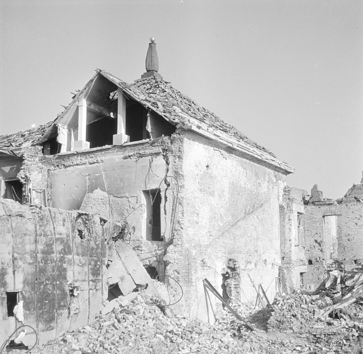 Arsenał - Archiwum Miejskie - fragment zniszczonego budynku., skan 1