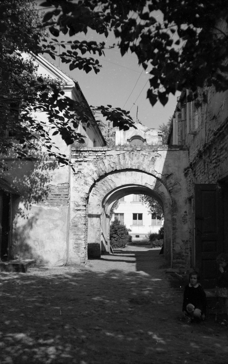 zespół kramów, tzw. Czworobok - przejście w stronie wschodniej, skan 1