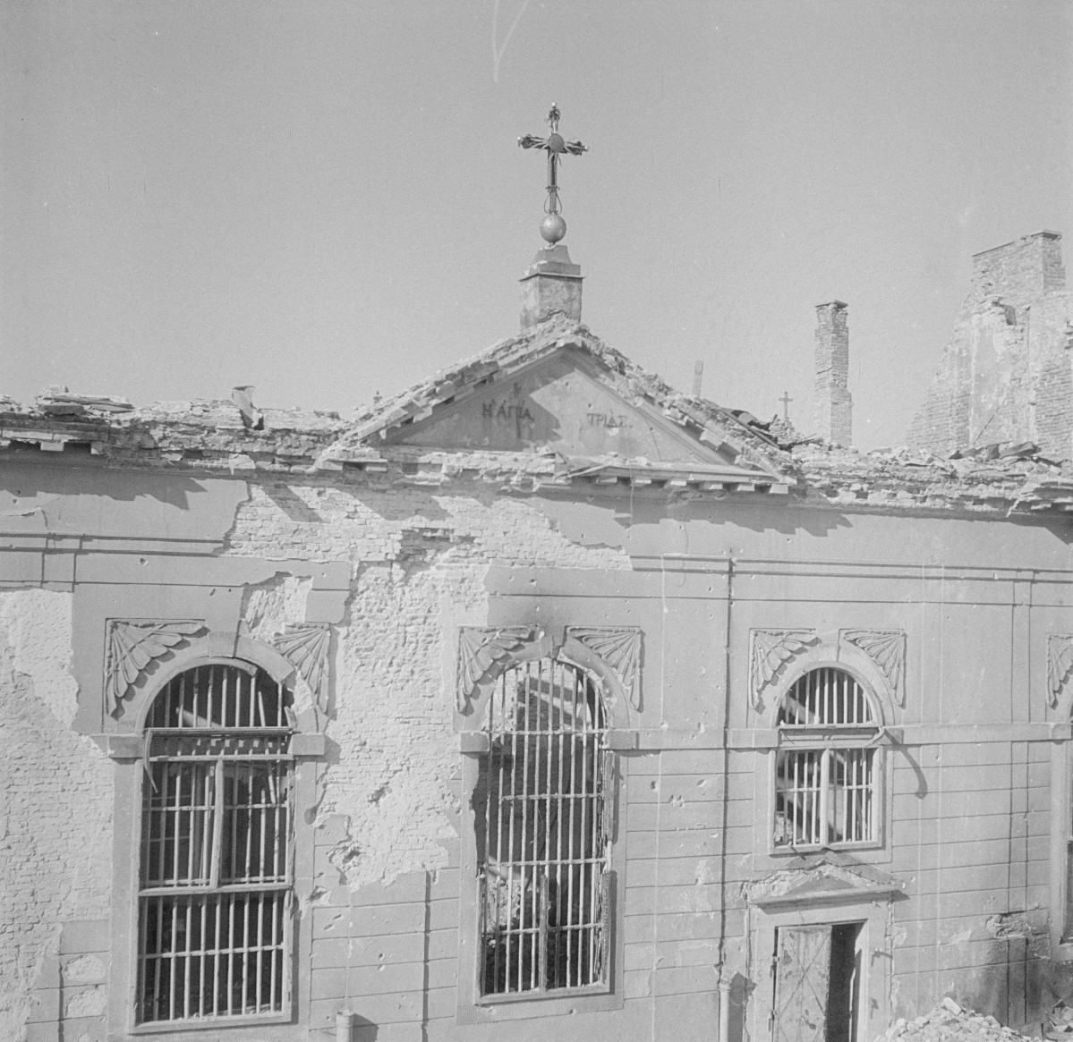 Monaster Ojców Bazylianów Zaśnięcia Przenajświętszej Bogurodzicy - zniszczona elewacja frontowa. Szczyt z frontonem i sygnaturką., skan 1