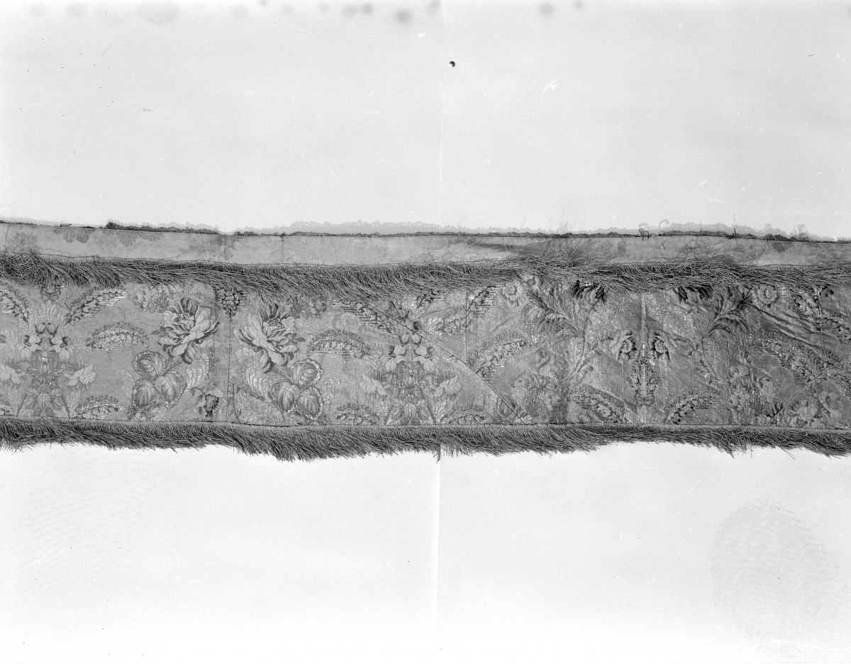 klasztor Benedyktynek - zbiory - materiał z haftem - fragment, skan 1