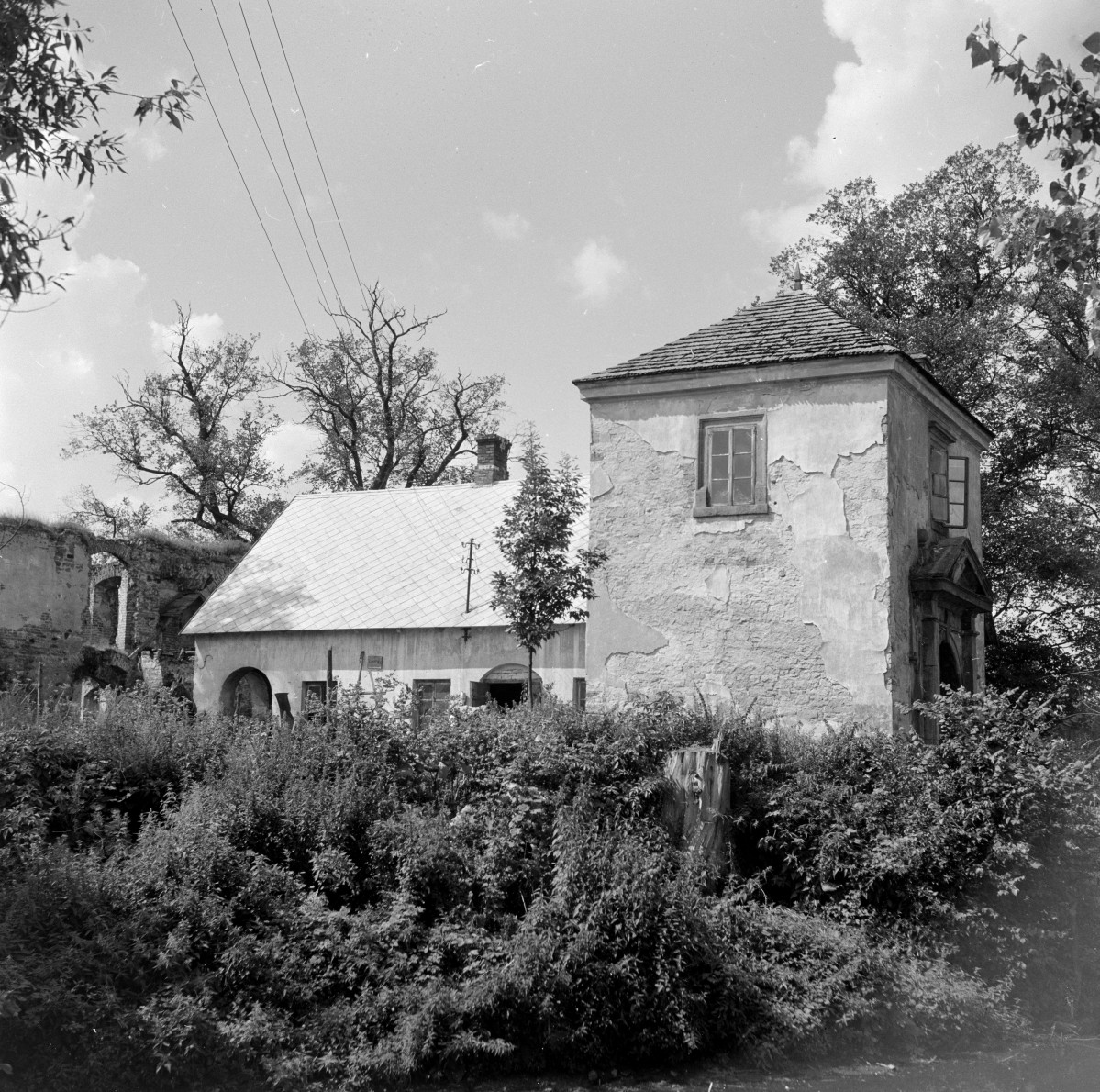 dwór obronny, wieża bramna, kuźnia, skan 1