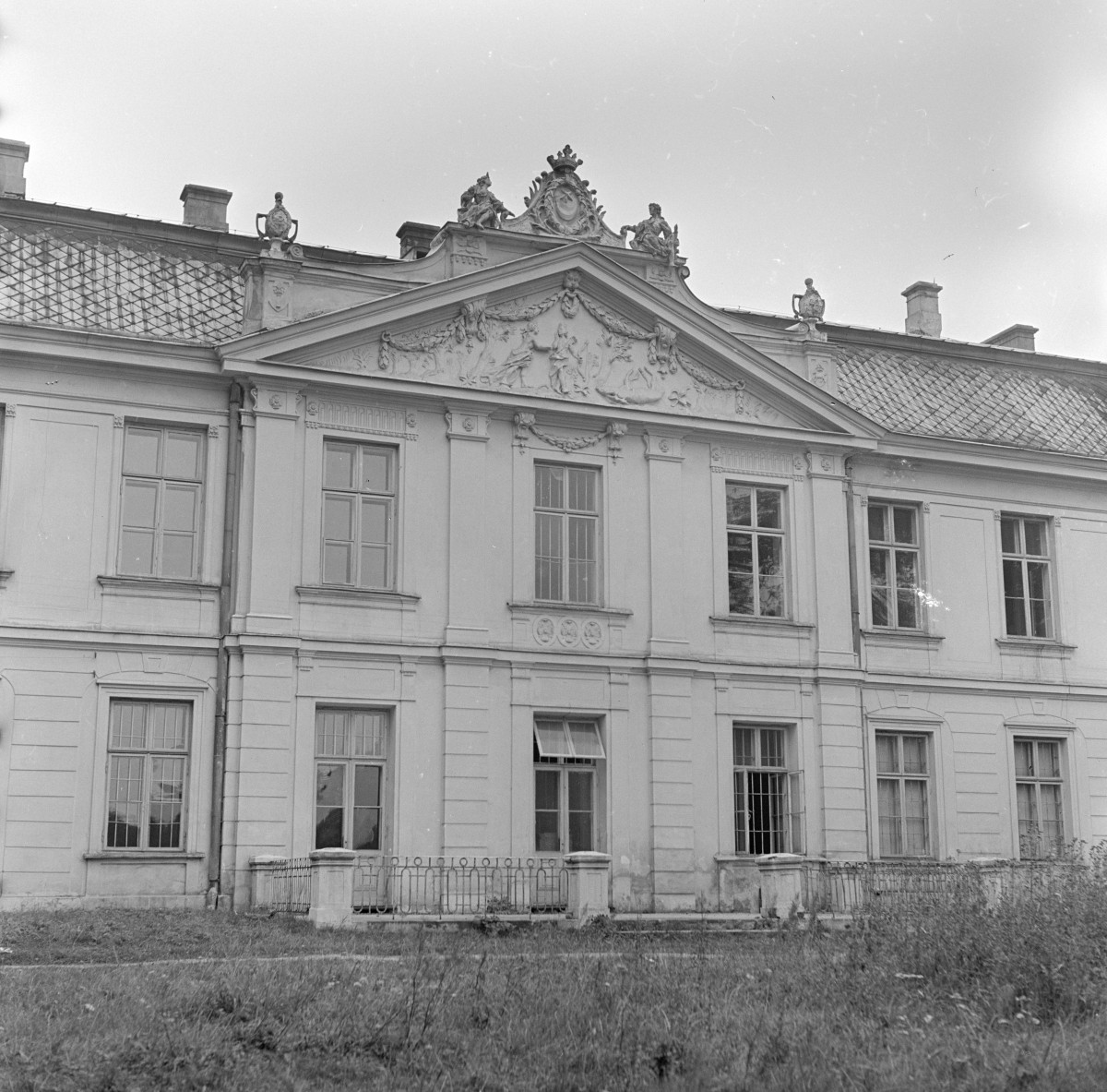 pałac - elewacja ogrodowa, ryzalit środkowy, skan 1