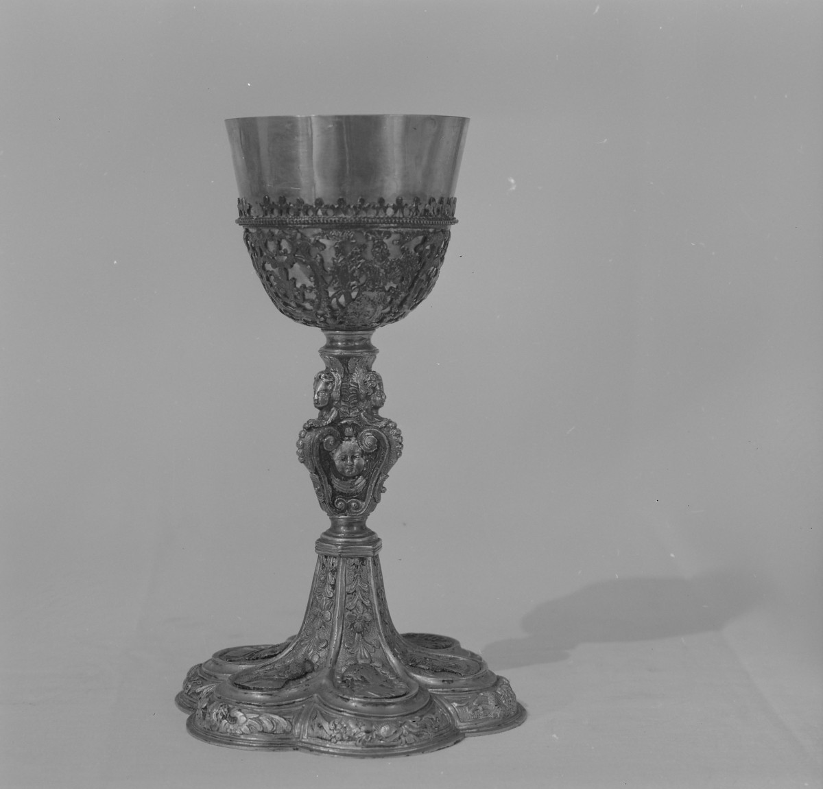 kościół pw. św. Jakuba Apostoła i św. Agnieszki, Dziewicy i Męczennicy - zbiory - kielich z XVII wieku /G.J./, skan 1