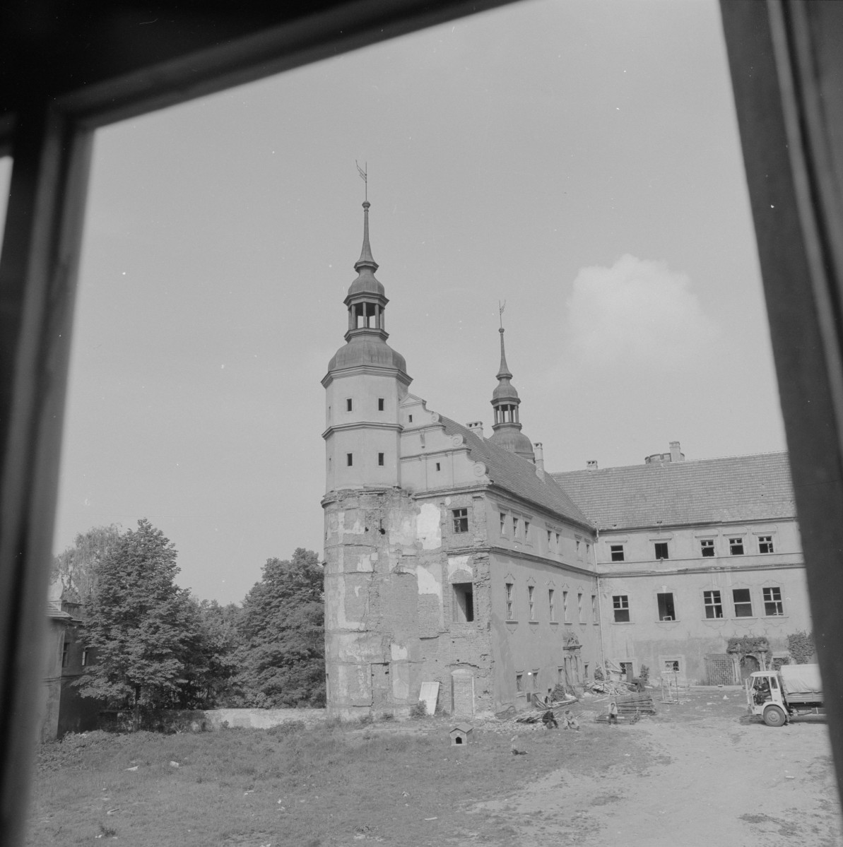 zamek Oppersdorffów - zamek górny - dziedziniec - skrzydło południowe z wieżą, skan 1