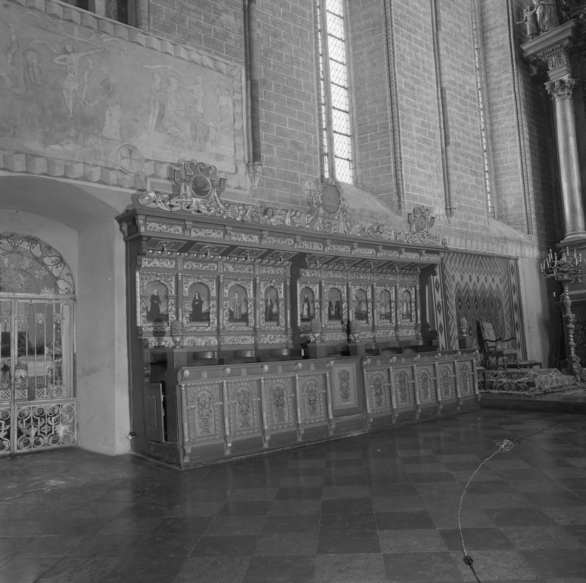 kościół pw. Wniebowzięcia Najświętszej Maryi Panny - wnętrze - prezbiterium - stalle, skan 1