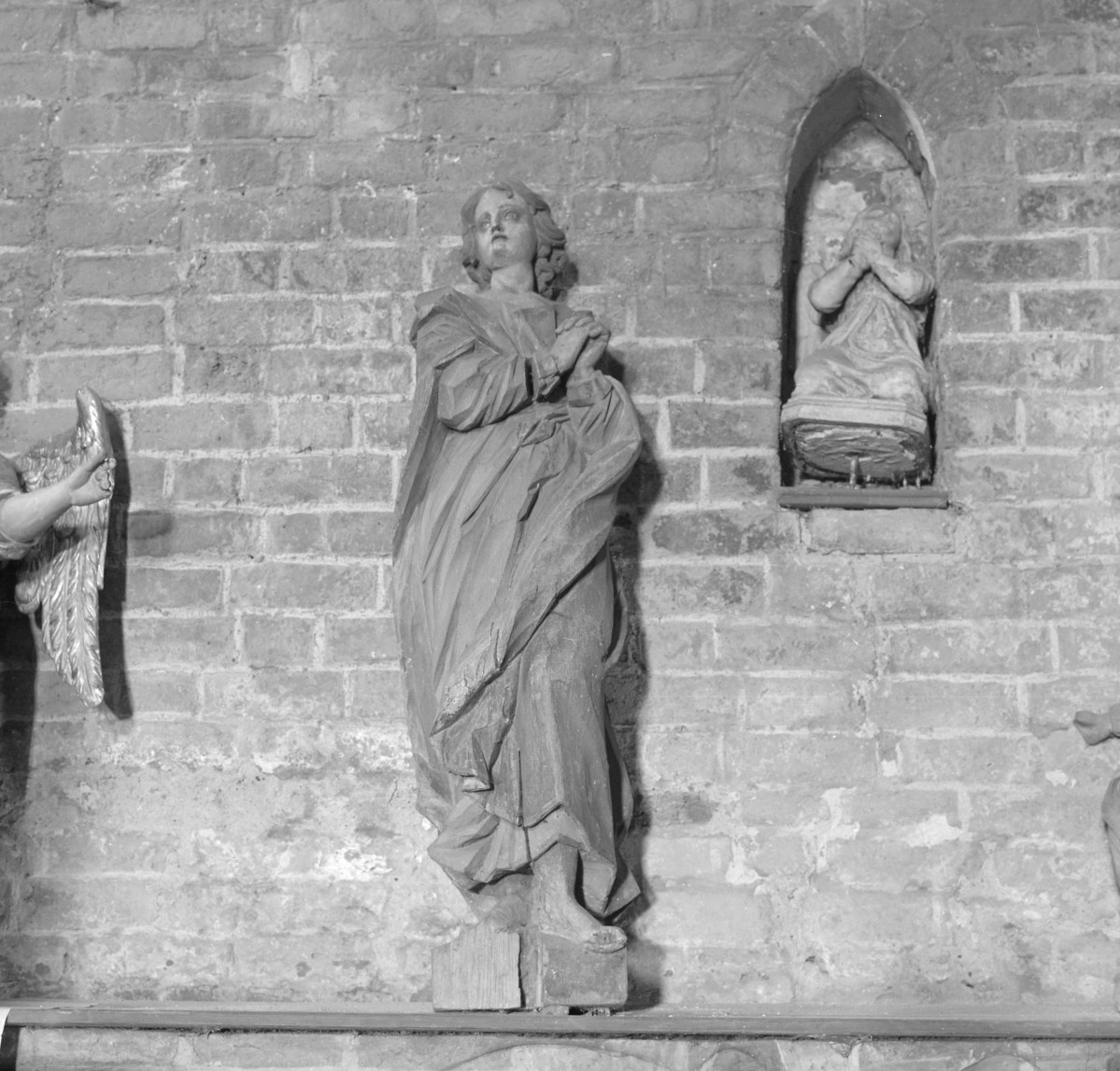 kościół pw. Ducha Świętego - wnętrze - rzeźba św. Jana Ewangelisty z XVIII w., skan 1