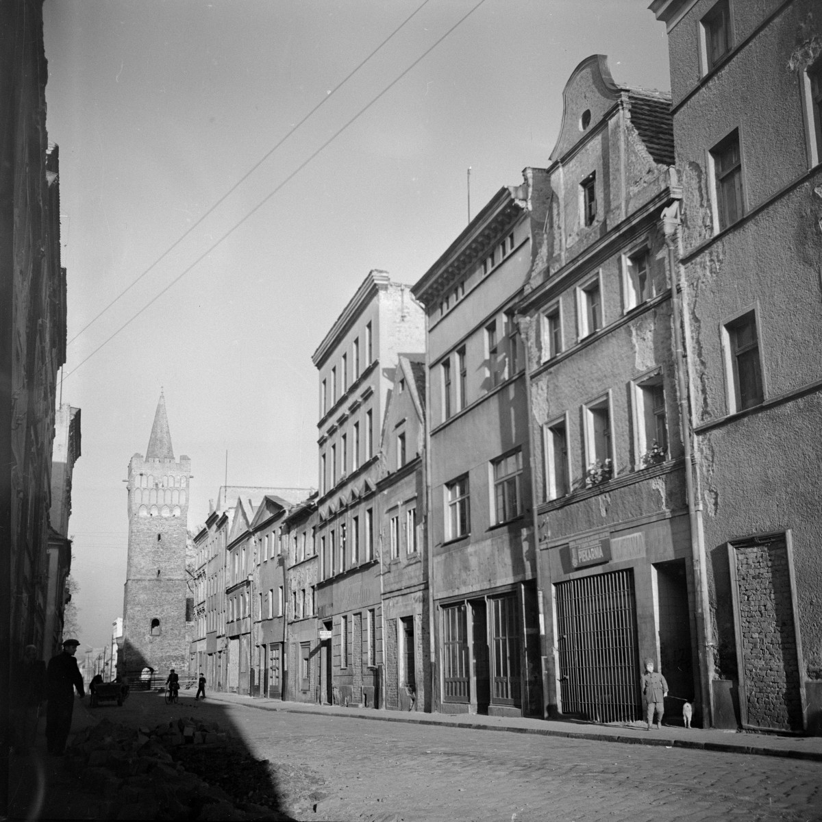 brama Wrocławska i ulica z kamienicami, skan 1