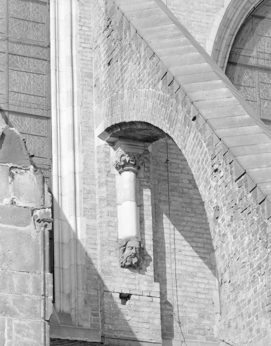 Katedra pw. św. Jana Chrzciciela - łuk przyporowy na ścianie nawy ze służką, zakończoną zdobną głowicą, skan 1