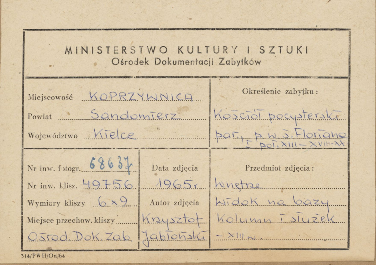 Zespół klasztorny - kościół, wnętrze ,  widok na bazy półkolumn i służek - metryczka, skan 1