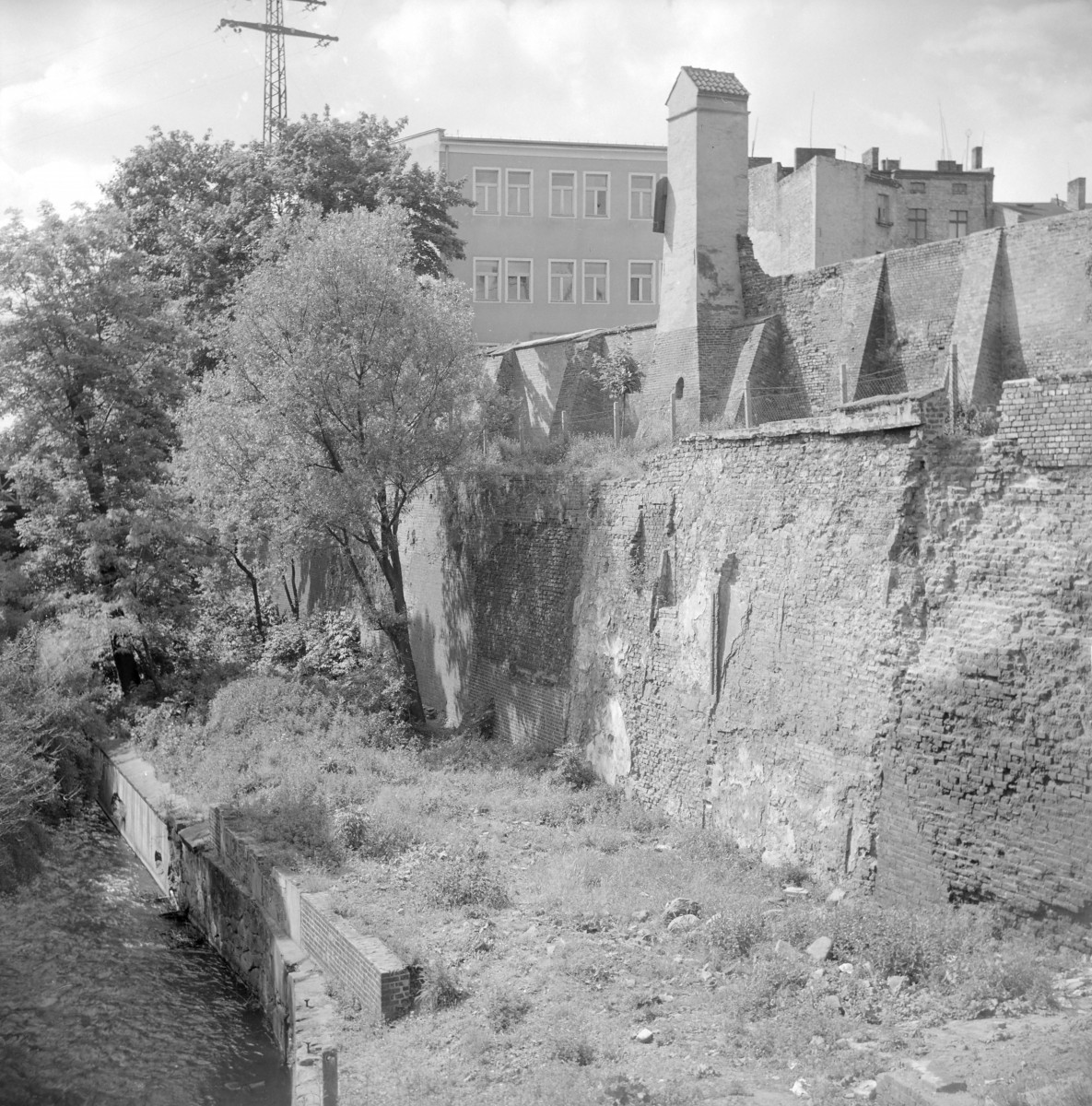 Mury obronne z przyporami oraz wiezyczką wodociągową, skan 1