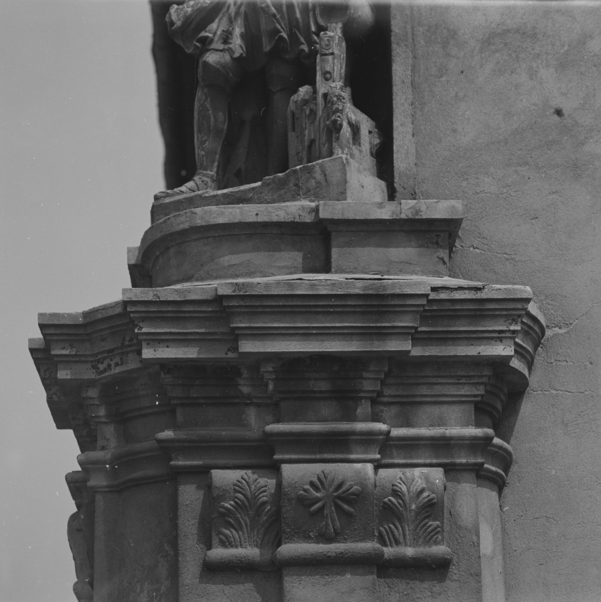 ratusz miejski - elewacja południowa - rzeźba św. Floriana - głowica pilastrów, skan 1