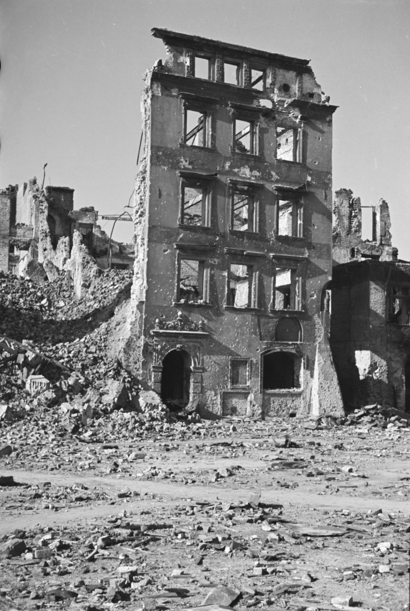 Kamienica pod św. Anną - zachowany szkielet budynku. Dobrzez zachowany portal., skan 1