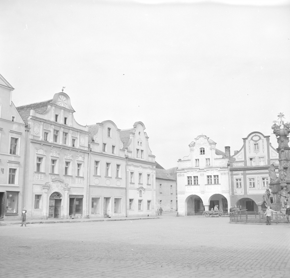 Zabudowa miejska na rynku. Pierzeja. Barokowe i renesansowe elewacje kamienic. Po prawej stronie fragment pomnika Trójcy Świętej., skan 1