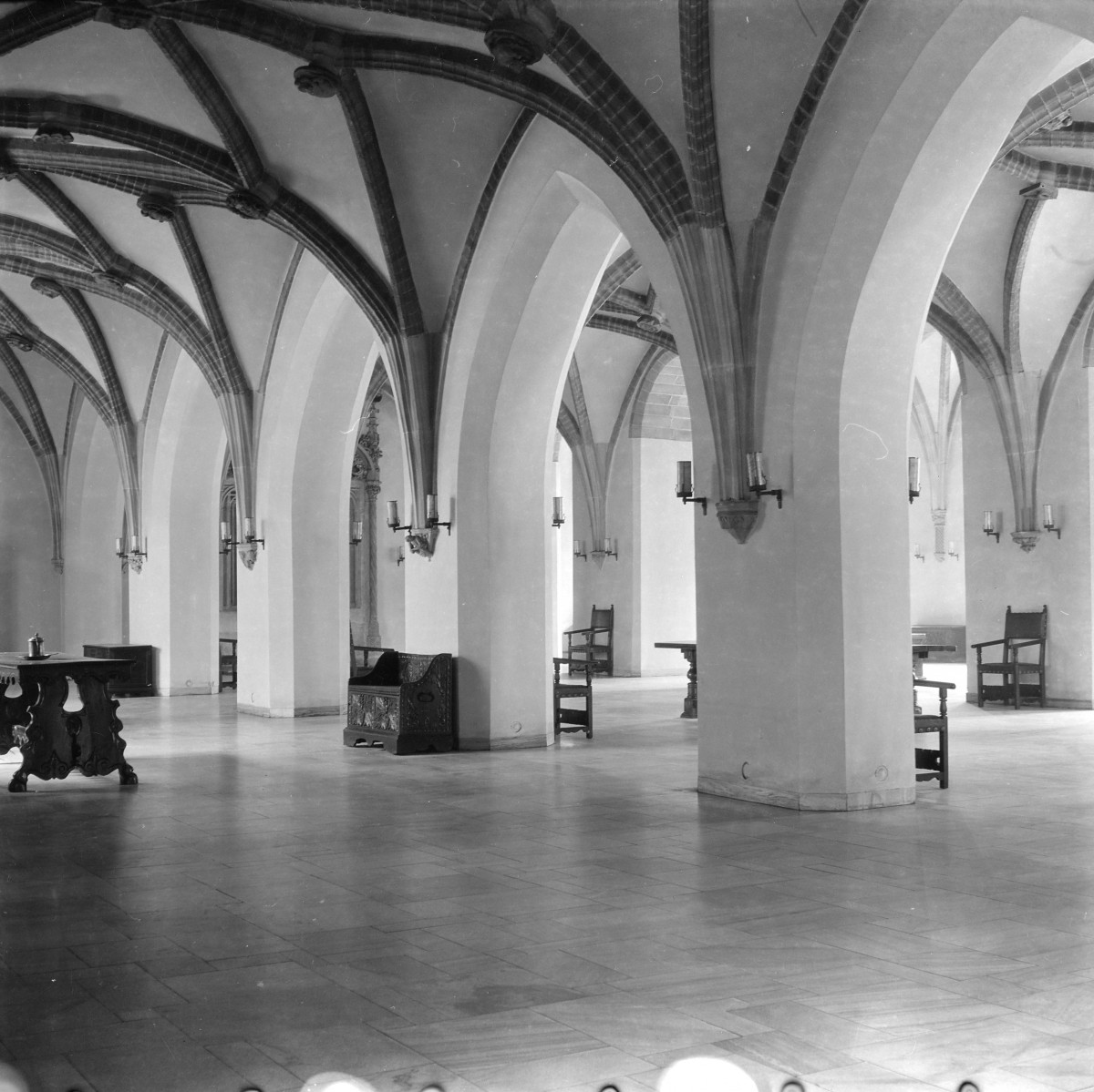 Stary Ratusz. Wnętrze Wielkiej Sali. Filary oraz widoczny fragment sklepienia krzyżowo-żebrowego., skan 1