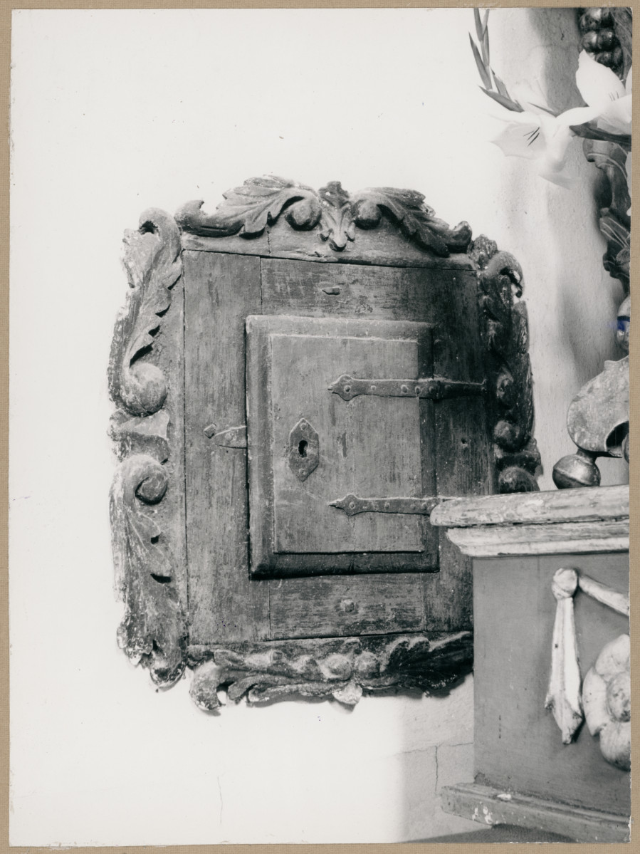 Zespół klasztorny ss. Benedyktynek - kościół, wnętrze, widok na szafkę w ścianie, przy lewym bocznym ołtarzu, skan 1