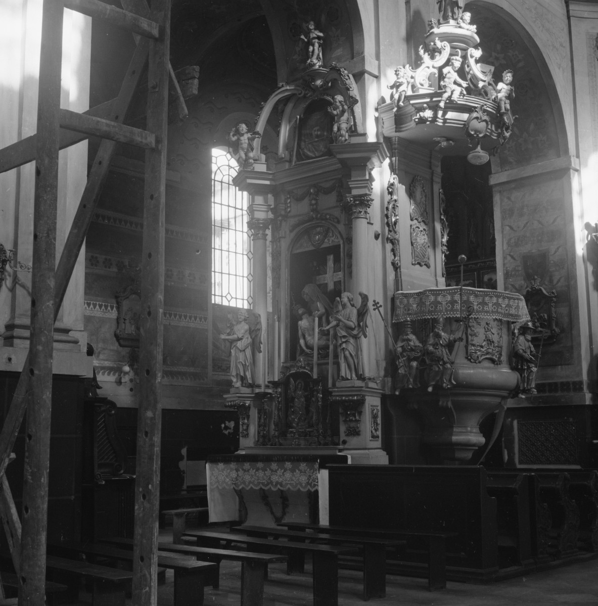 bazylika kolegiacka Wniebowzięcia - wnętrze, ołtarz boczny przy filarze, ambona, skan 1