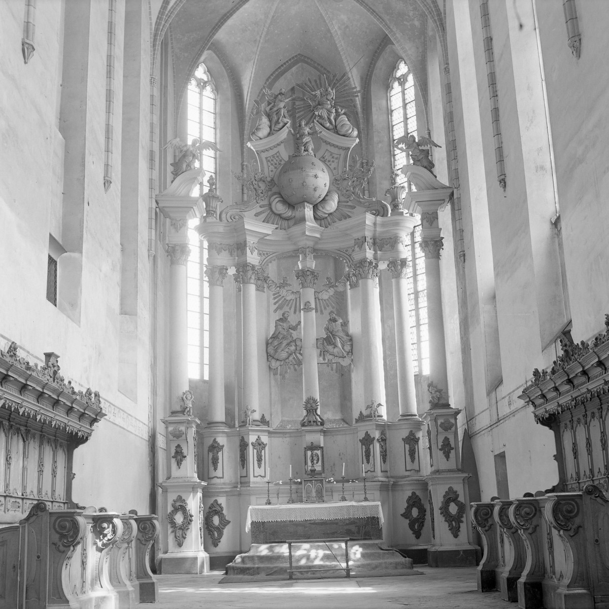 Kościół św. Piotra i św. Pawła - wnętrze: ołtarz główny oraz widoczne stalle po obu stronach, skan 1