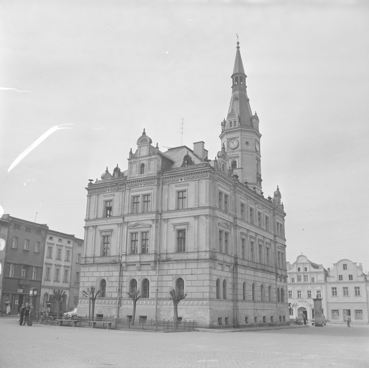 Ratusz - styl eklektyzm. Widok ogólny. Budynek z trzema kondygnacjami. Ośmioboczna wieża nakryta ostrosłupowym blaszanym hełmem. Widoczne fryzy, gzymsy i obramienia okienne., skan 1