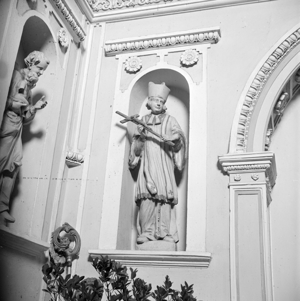 bazylika katedralna Wniebowzięcia NMP - kaplica płn. - rzeźba w niszy, skan 1