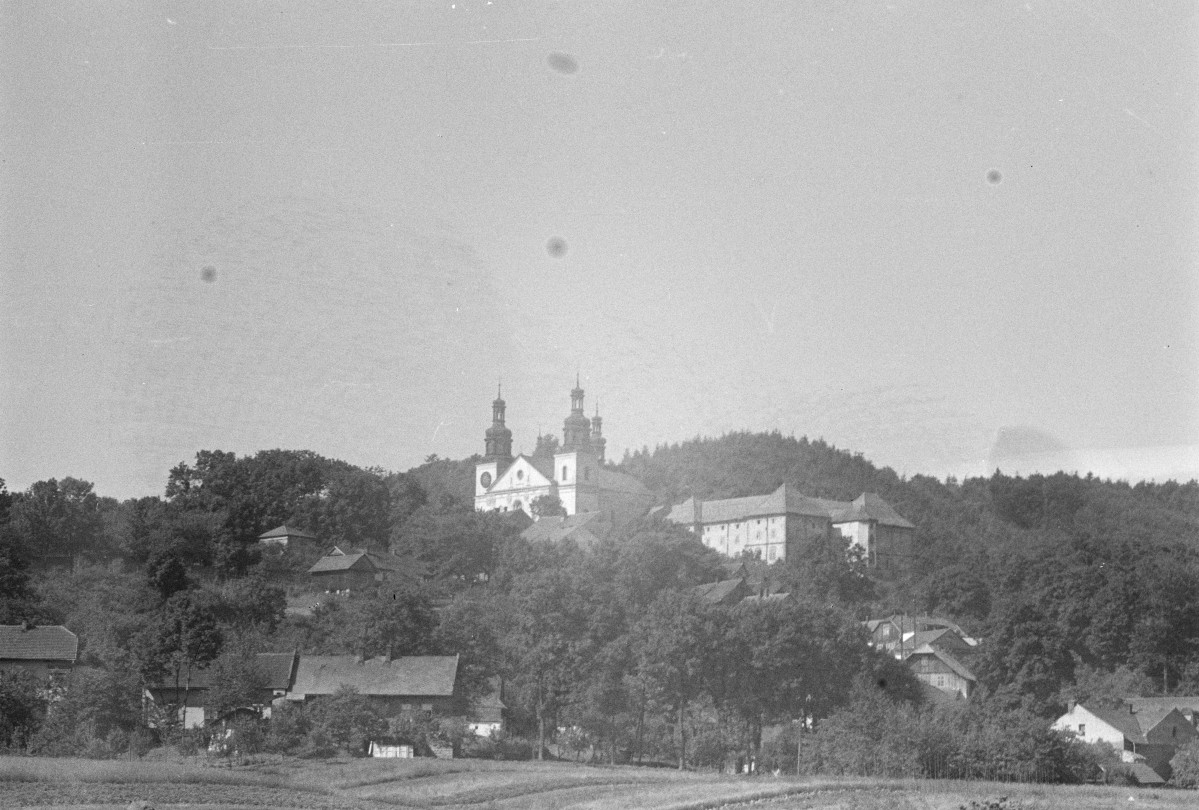 zespół klasztorny Bernardynów - kościół pw. Matki Boskiej Anielskiej - elewacja frontowa - widok na wzgórze, skan 1