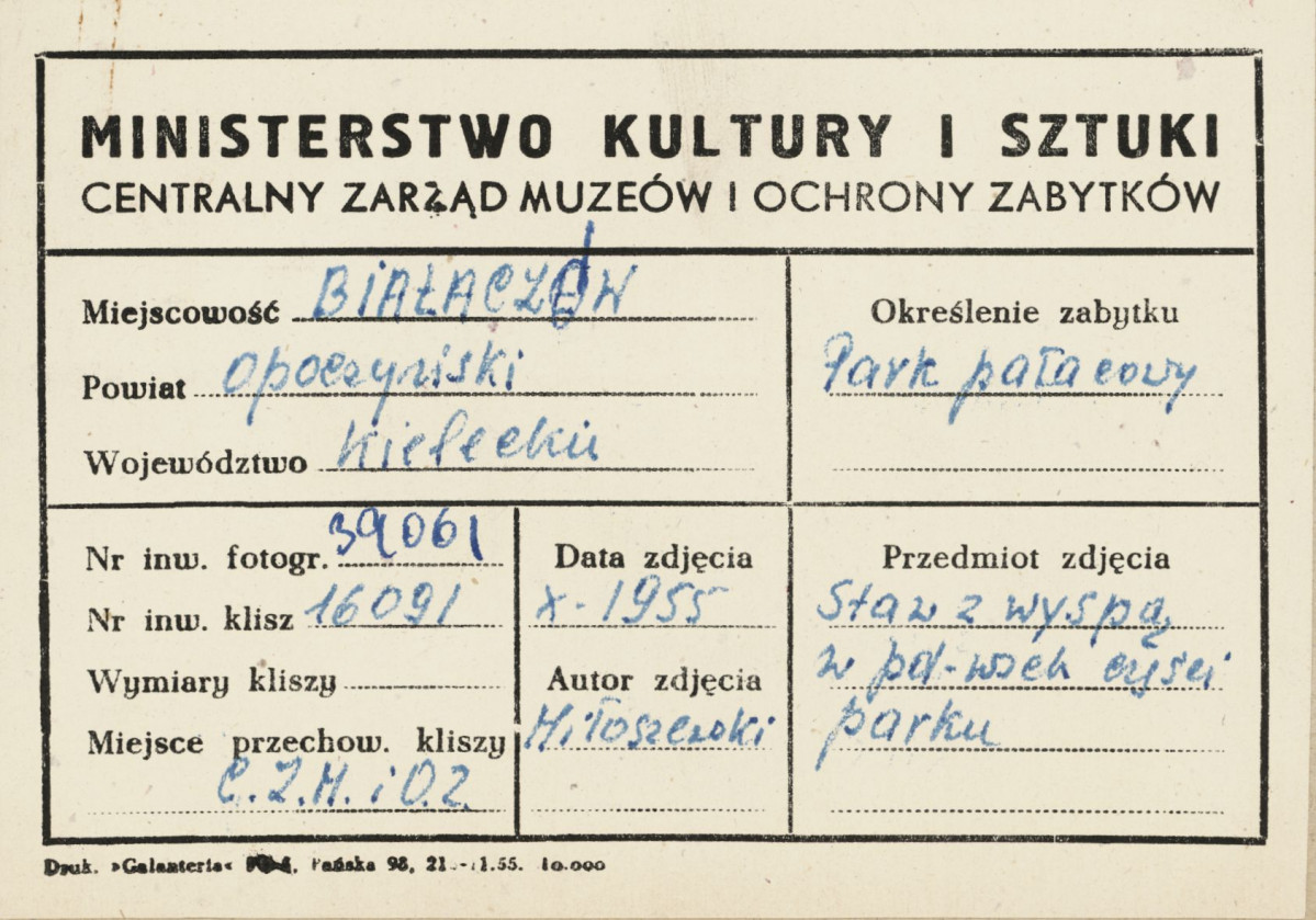 Zespół pałacowo - parkowy,  fragment parku - widok na staw z wyspą - metryczka, skan 1