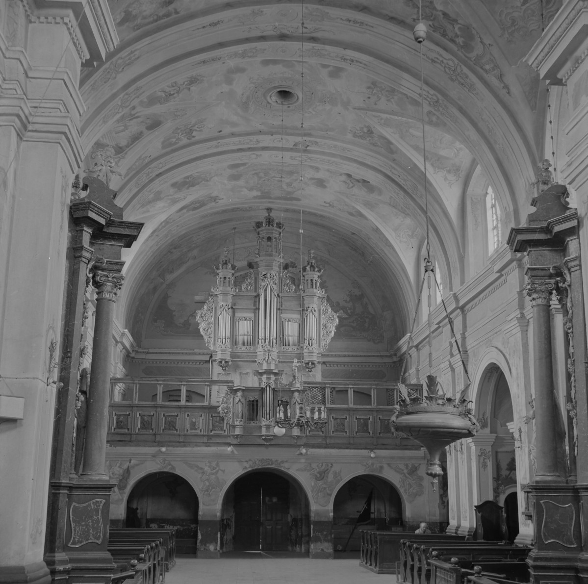Sanktuarium pw. Świętego Antoniego Padewskiego - wnętrze: prospekt organowy, sklepienie kolebkowe, polichromie i freski, skan 1