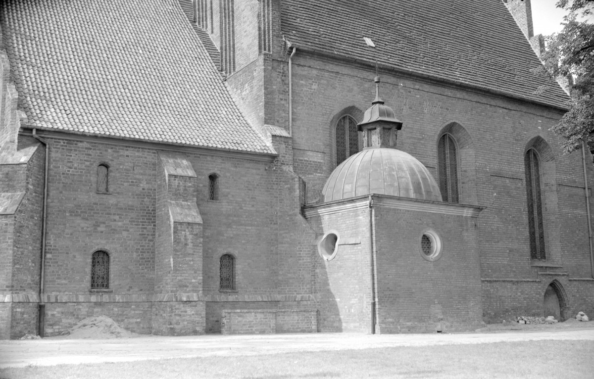 Katedra św. Marcina i Mikołaja - elewacja nawy głównej oraz widoczna kaplica św. Krzyża., skan 1