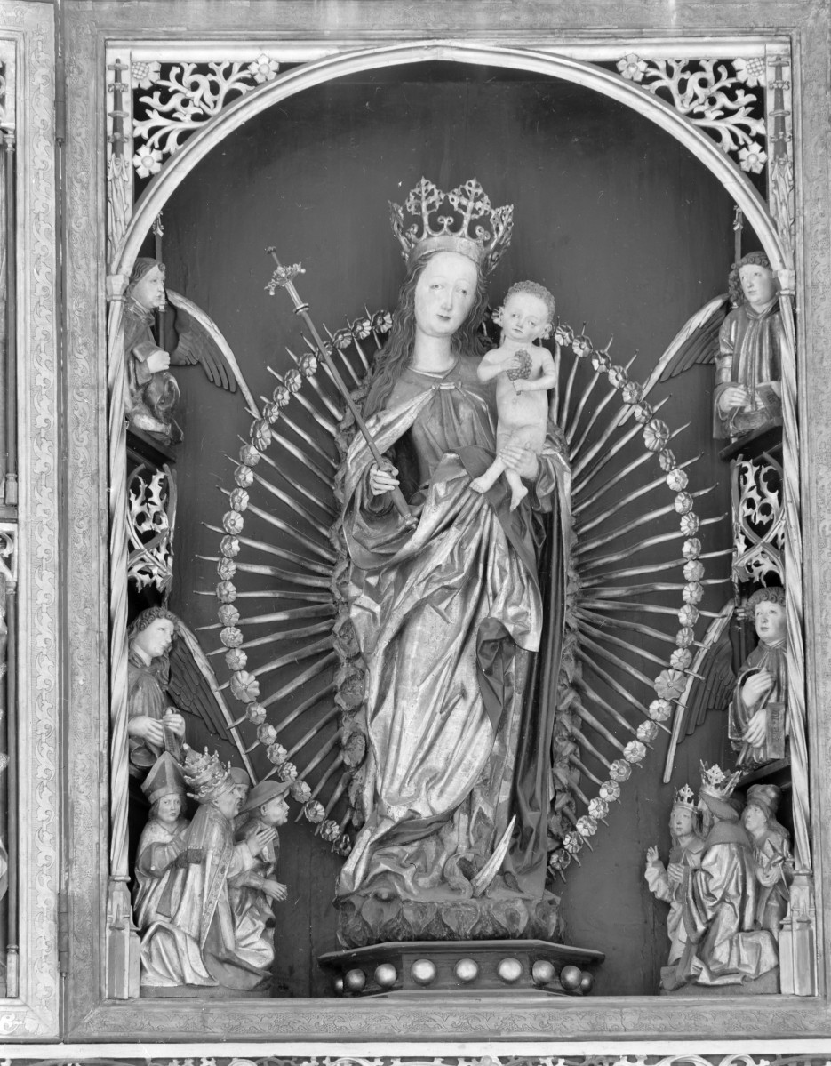 Kościół Najświętszej Marii Panny - wnętrze: ołtarz główny, tryptyk (część środkowa) figura w glorii Marii z Dzieciątkiem Jezus., skan 1