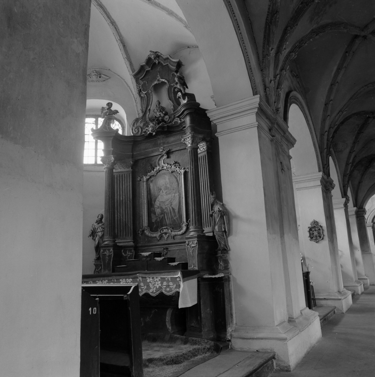 Bazyliki Wniebowzięcia NMP - wnętrze: ołtarz w kaplicy z obrazem, skan 1