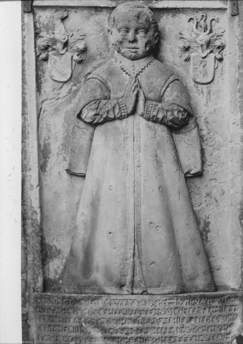kościół św. Katarzyny Aleksandryjskiej - płyta nagrobna chłopca o imieniu Heinrich, które zmarło 24 maja 1603 roku, syna Eliasza Heldesa, skan 1