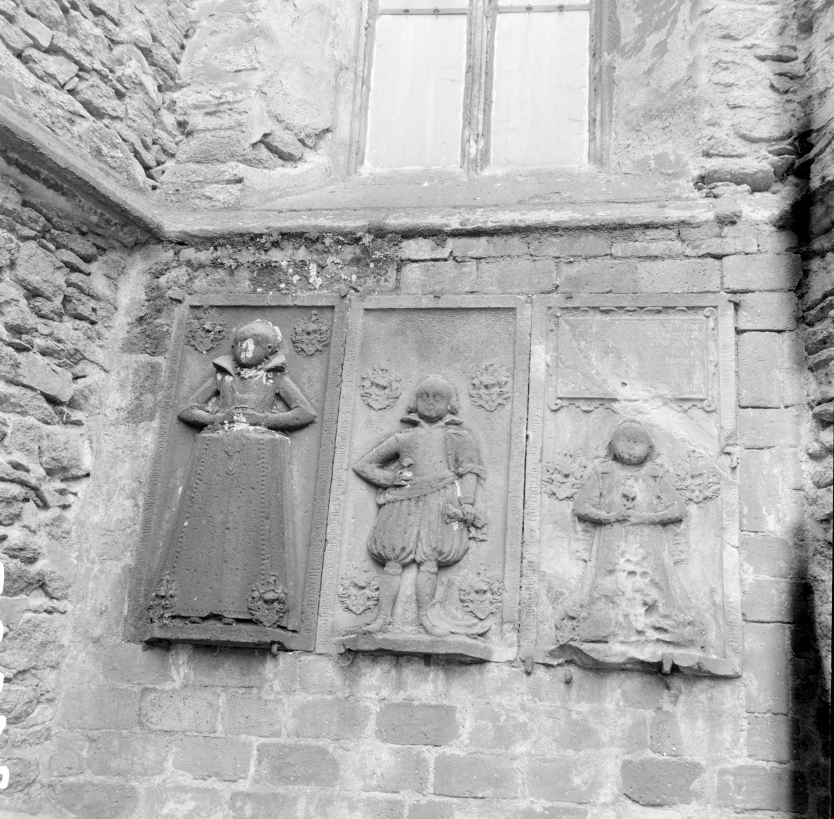 kościół pod wezwaniem św. św. Apostołów Piotra i Pawła - elewacja: nagrobki mieszczan, skan 1