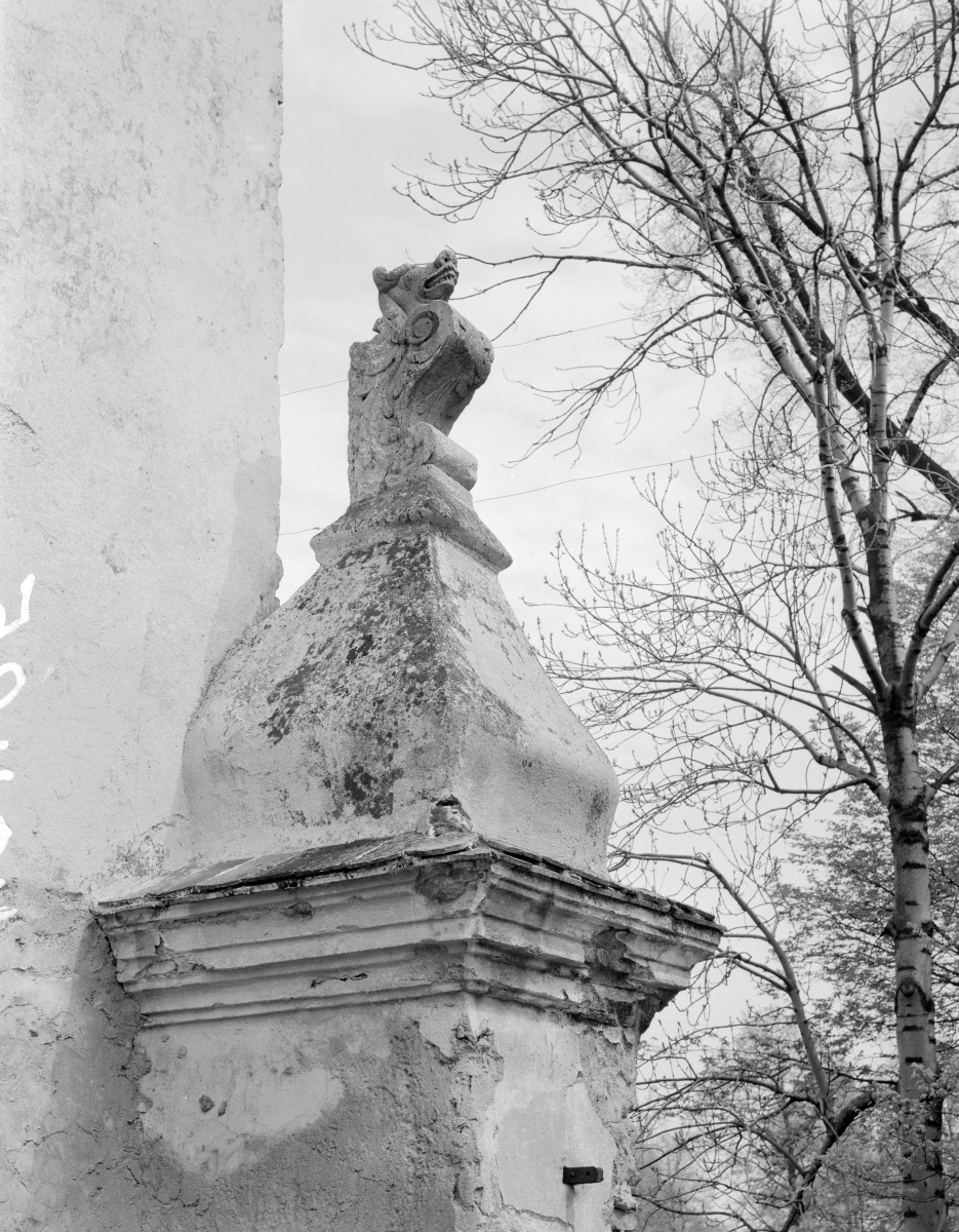 zespół zamkowy, budynek gospodarczy zwieńczenie słupa bramy przy wjeździe od południa - fragment architektoniczny, skan 1