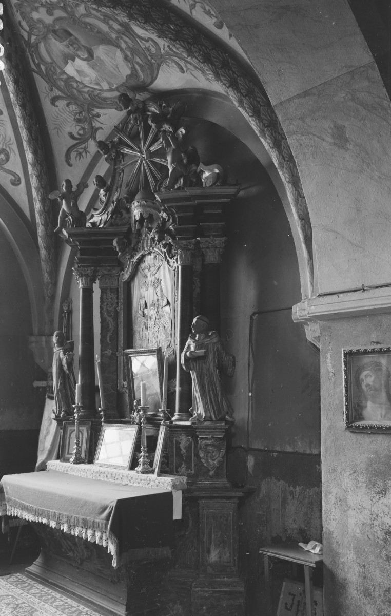 klasztor Cystersów, kościół Św. Floriana - wnętrze, kaplica południowa, ściana południowa, ołtarz Św. Anna Samotrzeć, skan 1