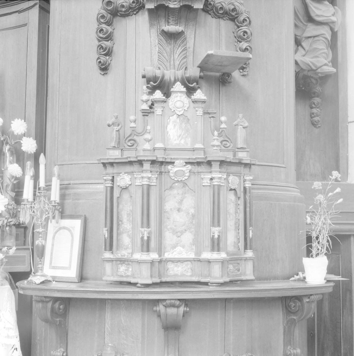 Kościół św. Józefa Oblubieńca i św. Antoniego z Padwy - Relikwiarz ołtarza głównego ok. 1740. Detale. , skan 1