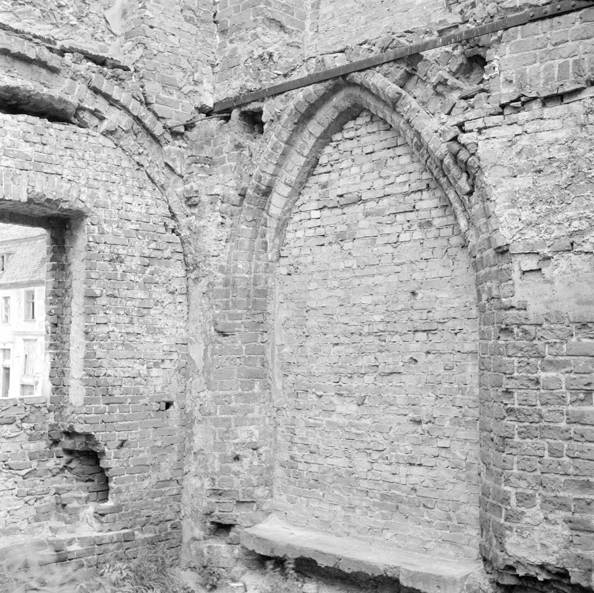 ratusz - wnętrze: płn. - wsch. zamurowany portal, skan 1