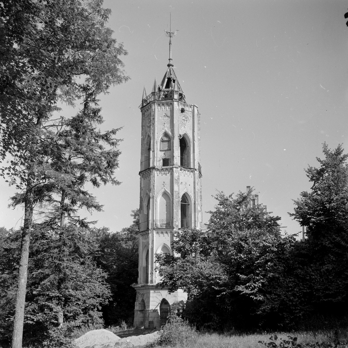 zameczek, ob. Muzeum Romantyzmu - elewacja, wieża, skan 1