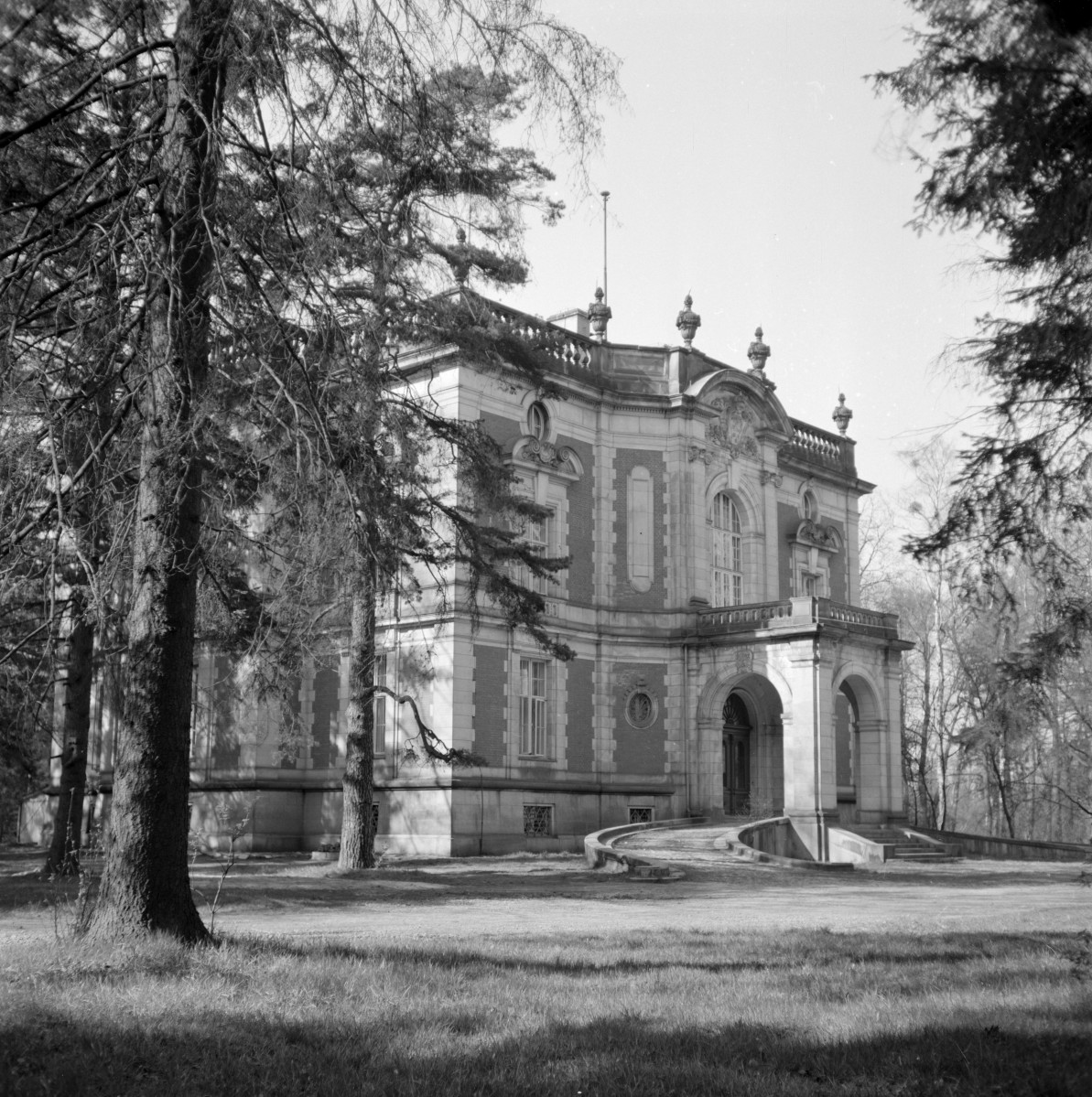 pałac Kawalera - elewacja frontowa, skan 1
