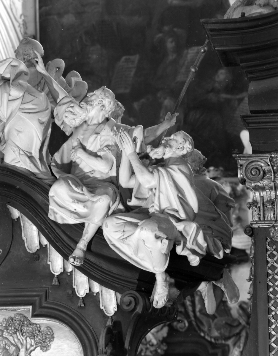 kościół, ob. parafialny pw. Wniebowzięcia Najświętszej Marii Panny - wnętrze: grupa rzeźb ze zwieńczenia stall, skan 1