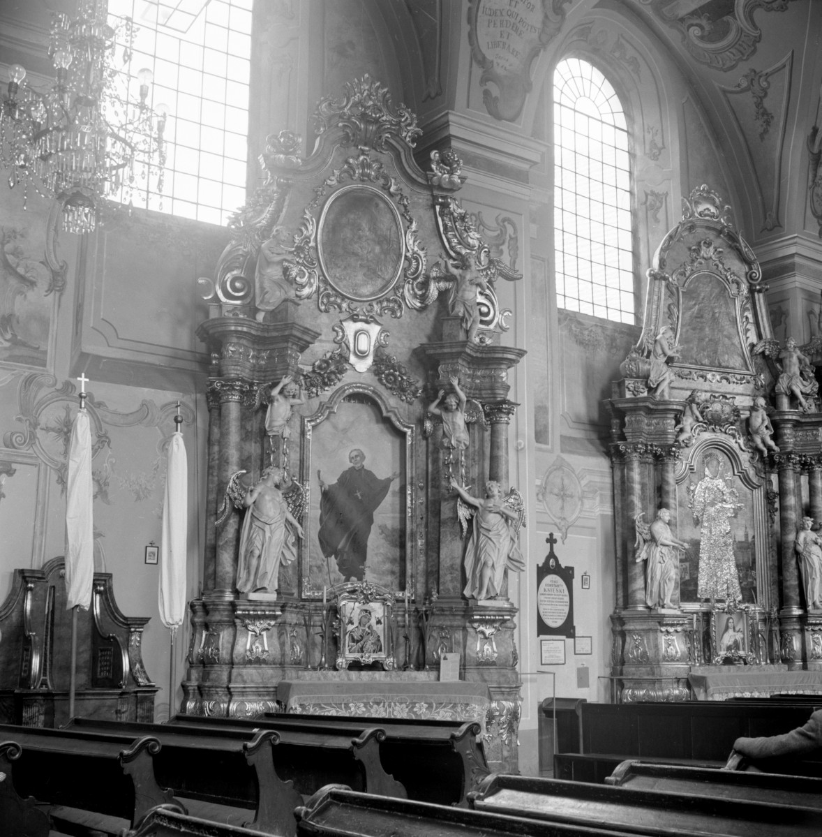 kościół klasztorny jezuitów pw. Nawiedzenia NMP - wnętrze, ołtarz boczny, skan 1