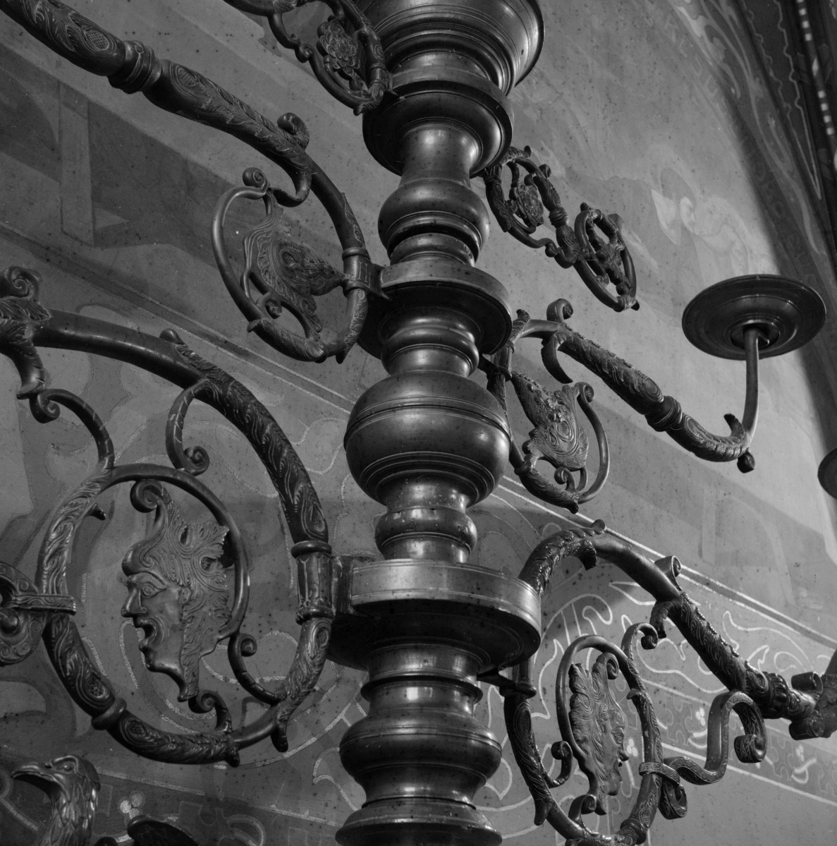 bazylika katedralna Wniebowzięcia NMP - kaplica płd. - świecznik, skan 1