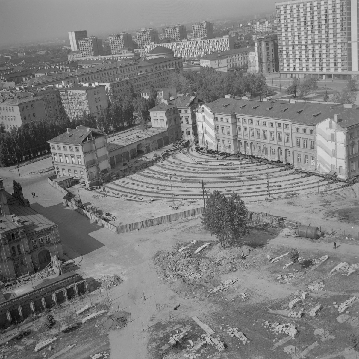 Pałac Lubomirskich podczas przesuwania, widok ogólny od strony płd. - zach., skan 1