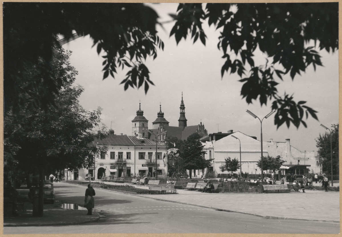 Rynek - fragment, widok od strony płd. - wsch. z kolegiatą w tle

 , skan 1